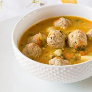 Sup bakso cincang sederhana dan lezat dengan mie atau nasi