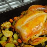 Ayam dengan kentang dipanggang dalam oven